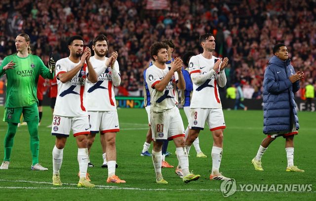 아틀레틱과 무승부로 경기를 끝낸 PSG 선수들이 팬들에게 인사하고 있다.
