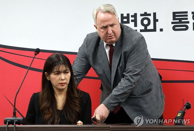 인요한 의원(오른쪽)과 의원직 승계받는 이소희 변호사