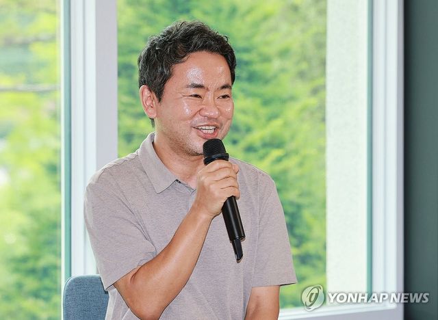 발언하는 김원석 감독