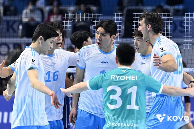 득점 후 기뻐하는 대한항공 선수들