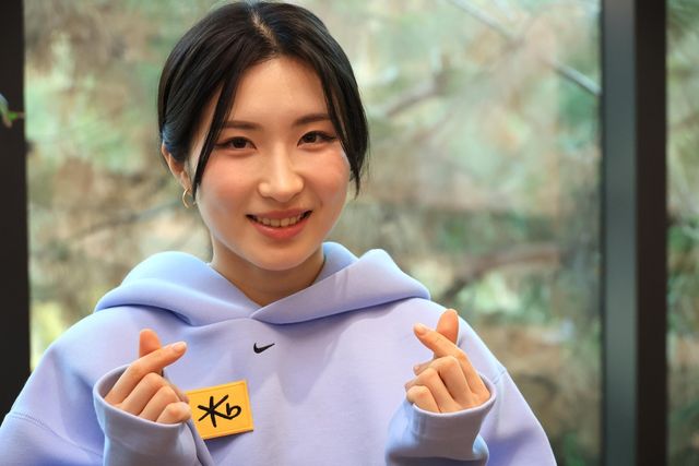 포즈 취하는 김길리