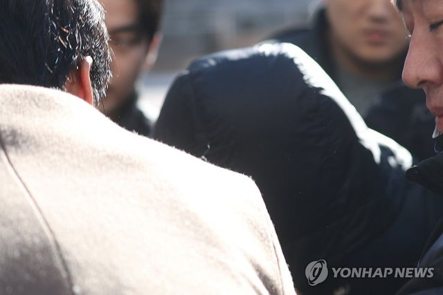 고개 숙인 양양군 공무원…'묵묵부답'