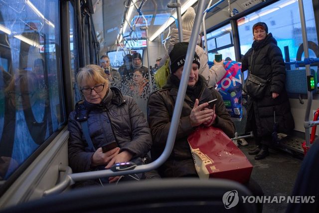 버스에서 스마트폰 보는 러시아인들