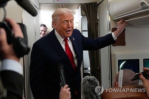 대통령 전용기에서 취재진과 대화하는 트럼프