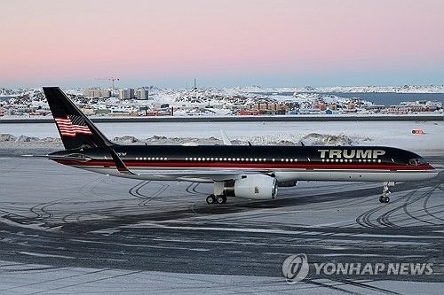 트럼프 대통령의 장남 트럼프 주니어를 태운 항공기가 2025년 1월 그린란드 누크에 착륙한 모습 [Emil Stach/Ritzau Scanpix via AP. 연합뉴스 자료사진]