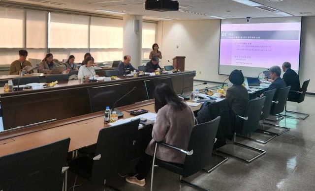 한지 관련 용어 제정 제안을 위한 전문가 자문회의 모습 