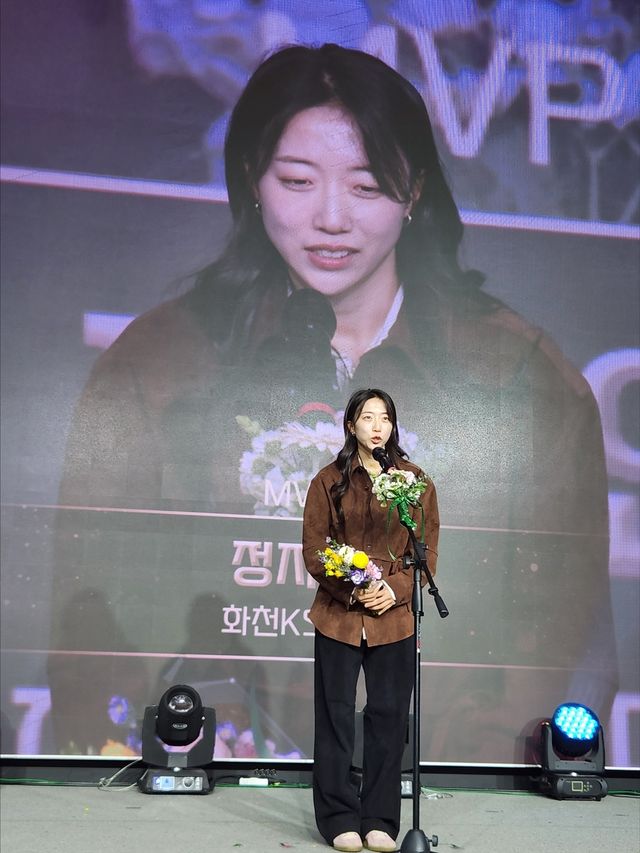 2025 WK리그 최우수선수상을 받은 화천KSPO의 정지연.