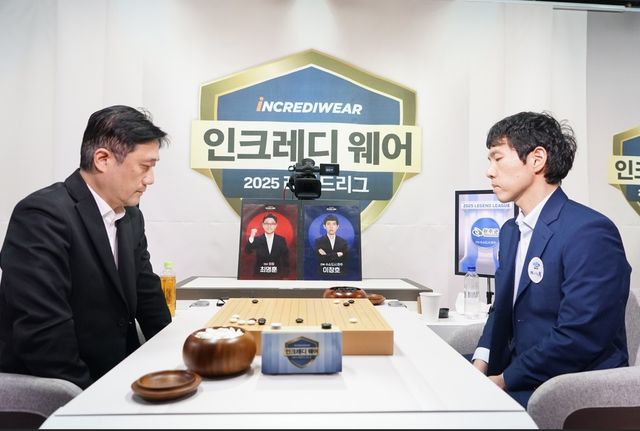 최명훈(왼쪽) 9단이 이창호 9단에게 역전승을 거두고 효림의 우승을 이끌었다.