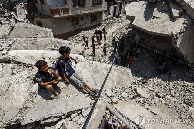 가자지구에서 구호품을 기다리는 어린이