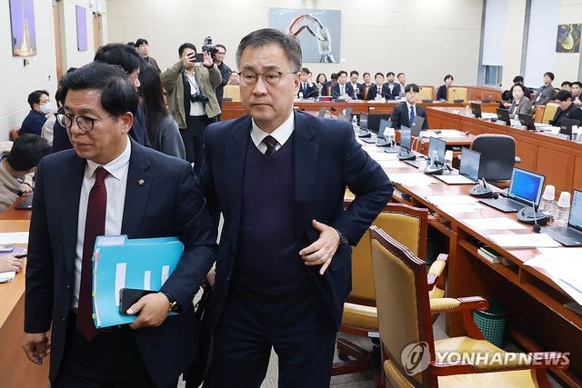 퇴장하는 국민의힘 과방위원들