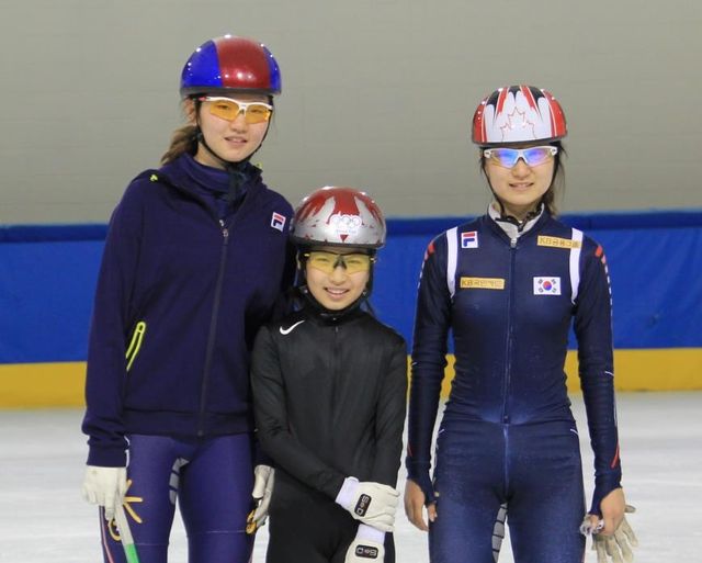 초등학교 재학 시절 심석희, 최민정과 기념사진 찍는 김길리