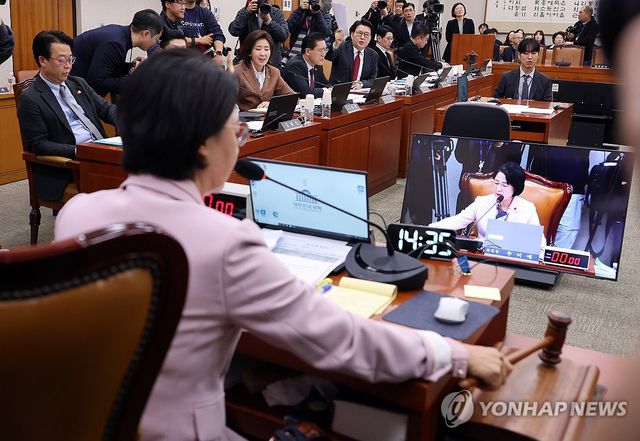 발언권 요구하는 국민의힘…법안 통과시키는 추미애 위원장