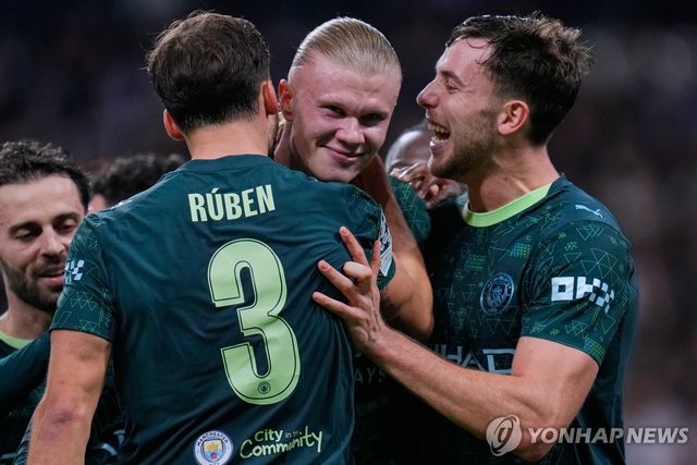 동료들과 골 세리머니 하는 맨시티 엘링 홀란(가운데)