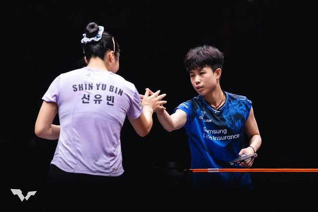 신유빈과 인사하는 주천희(오른쪽)