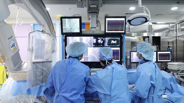 시술 중인 천광진 심장내과 교수와 의료진들