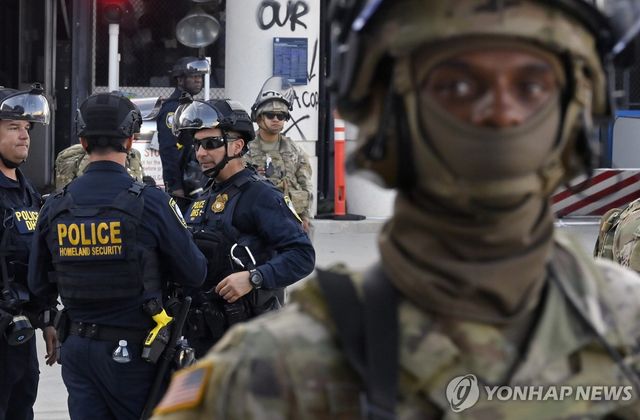 LA 연방 청사 건물 주변에 배치된 캘리포니아 주방위군