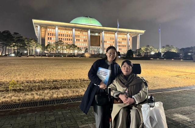 토론회 마치고 국회의사당 배경으로 기념촬영