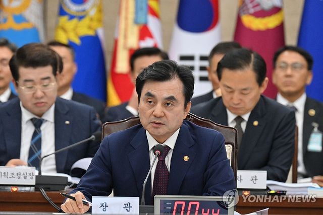 질의에 답변하는 안규백 장관