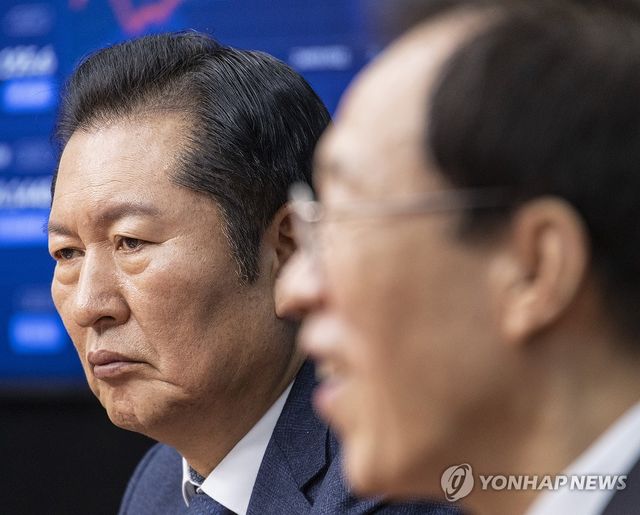 민주당 정청래 대표에게 인사말 하는 이석연 국민통합위원회 위원장