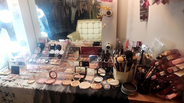 한복 대여점 안에 놓인 미용 용품