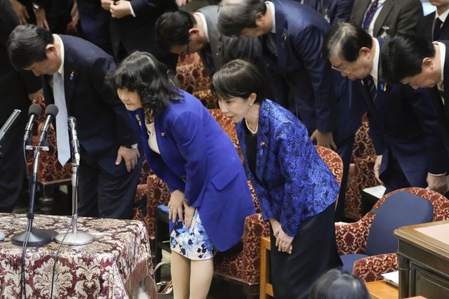 일본 중의원 예산위원회에서 인사하는 다카이치 총리