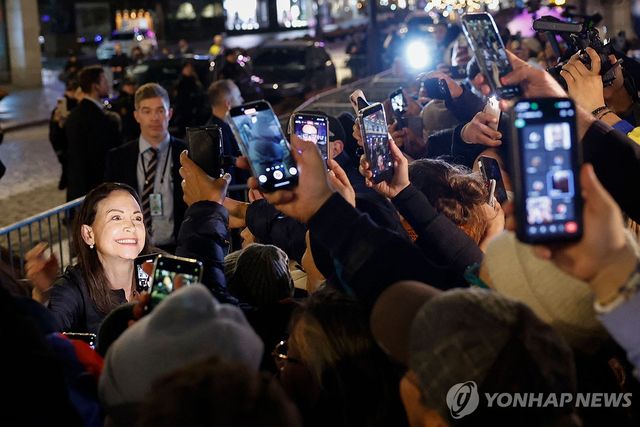 오슬로 호텔 앞에서 지지자들을 만난 마차도