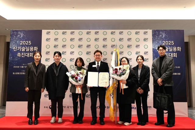 임종덕 국립문화유산연구원장(가운데)과 관계자들 