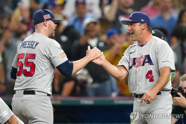 마크 데로사 WBC 미국 대표팀 감독(오른쪽)