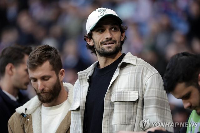 발렌틴 바체로(모자 쓴 사람)