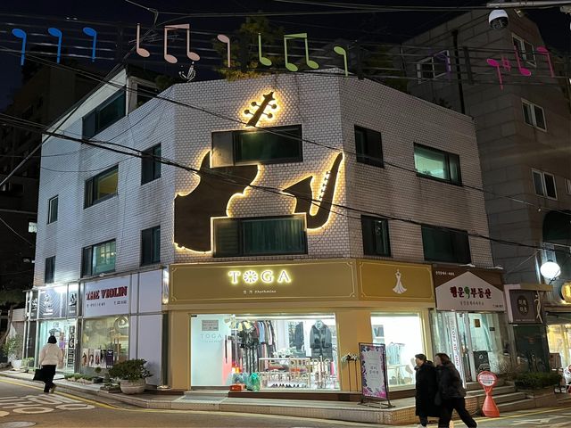 간판개선을 마친 서리풀악기거리 모습