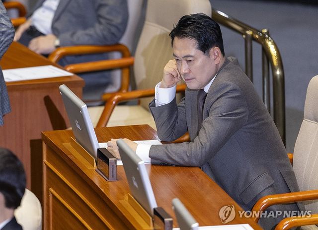 국민의힘 12월 국회에서도 필리버스터 시작, 생각에 잠긴 장동혁 대표