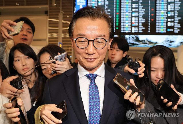 질문 받는 전재수 해양수산부 장관