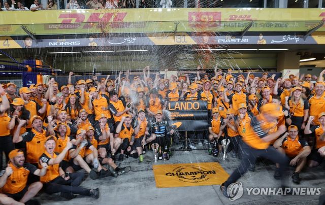 2025 F1 드라이버 챔피언에 오른 랜도 노리스를 축하하는 맥라렌 스태프들