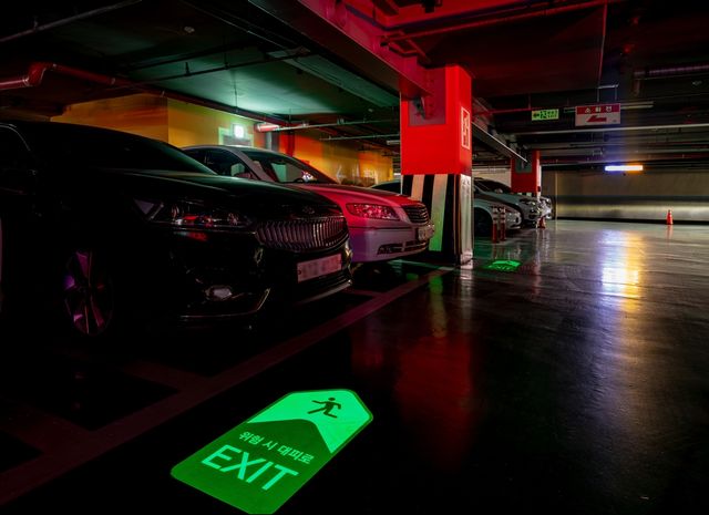 대피 방향 안내하는 축광스티커