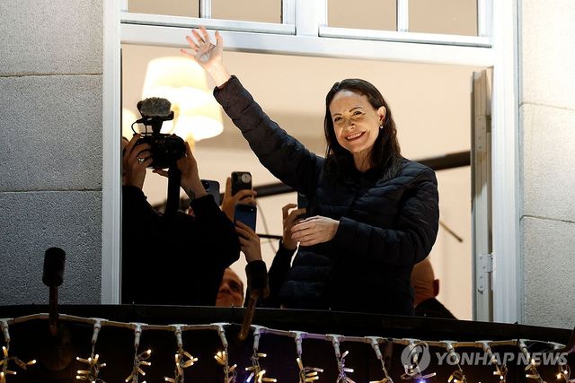 오슬로 호텔에서 지지자들에게 인사하는 마차도