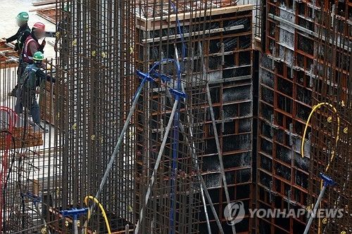 서울 시내 한 아파트 건설 현장에서 작업자들이 작업하는 모습 