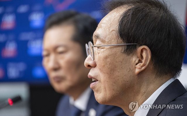 민주당 정청래 대표에게 인사말 하는 이석연 국민통합위원회 위원장