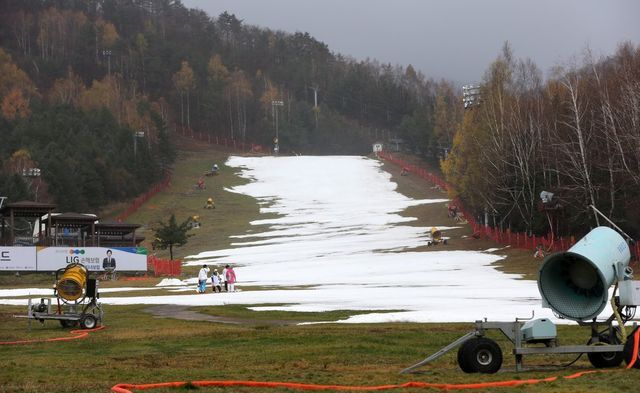 비로 휴장한 스키장
