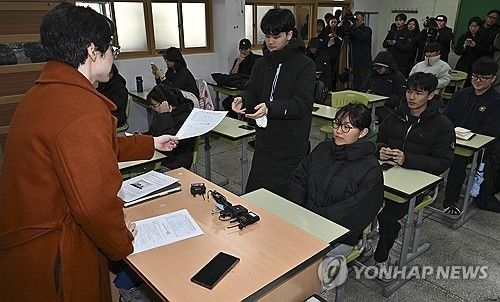 수능성적표 받는 수험생들