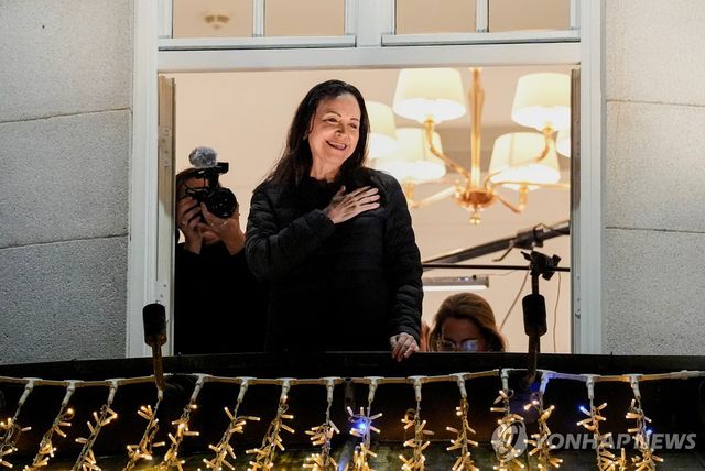 11일(현지시간) 새벽 노르웨이 오슬로 그랜드 호텔에서 대중들에게 인사하는 노벨평화상 수상자 마리아 코리나 마차도