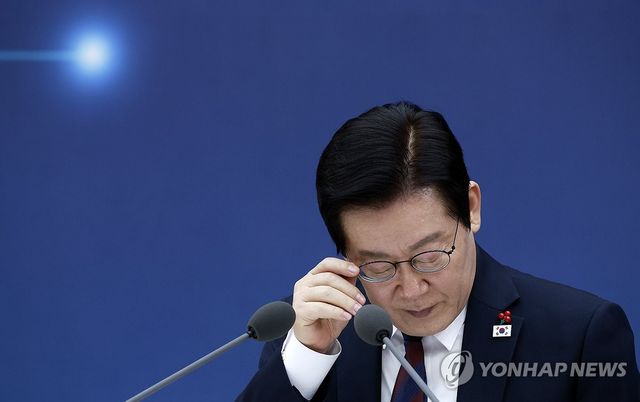 자료 살펴보는 이재명 대통령