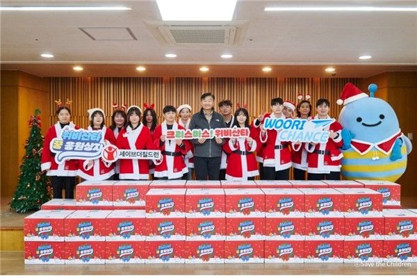 봉사활동에 참여한 자립준비청년들이 양육시설에 방문해 선물을 전달했다.