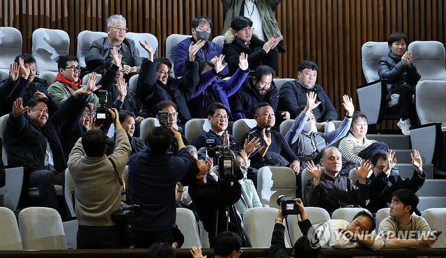 '가맹사업법 개정안' 통과되자 기뻐하는 가맹 점주들