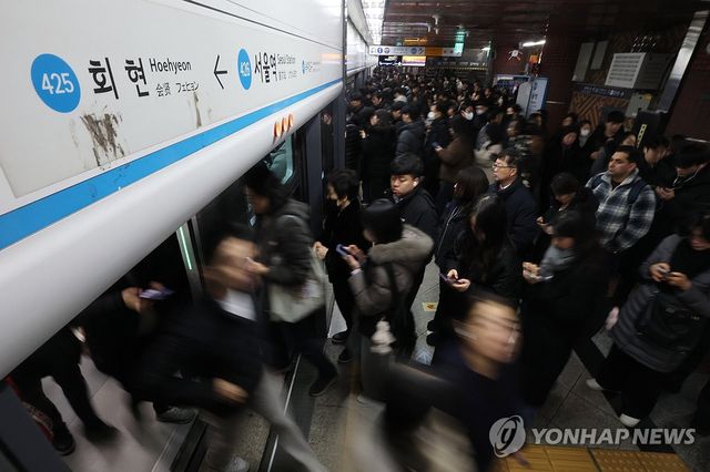 지하철 이용하는 시민들