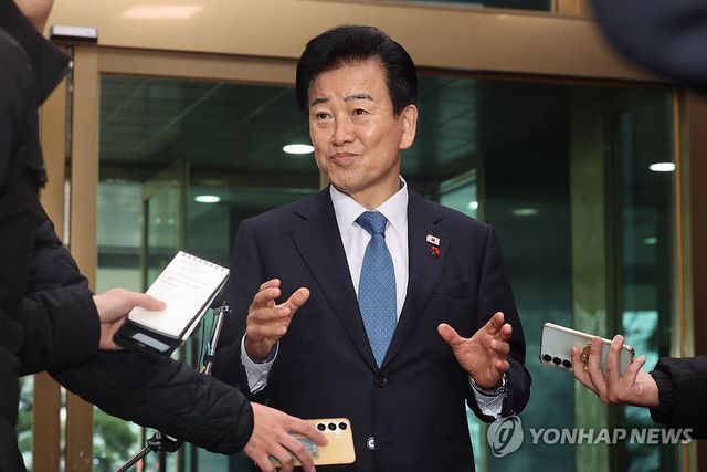 정 출근길에 취재진에 답변하는 정동영 통일부 장관