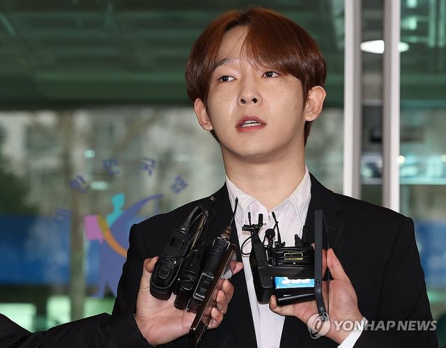 취재진 질문에 답하는 남태현