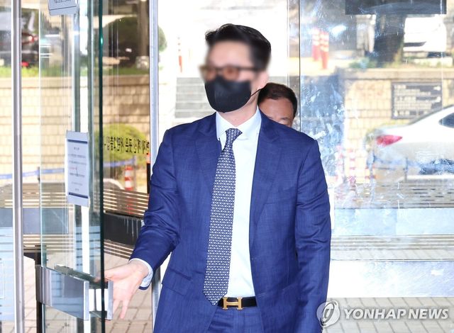 법원 출석하는 윤모 전 통일교 세계본부장