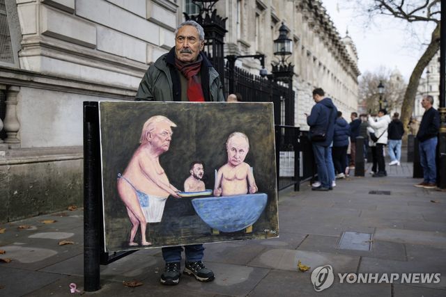 런던에서 트럼프와 푸틴, 젤렌스키 모습을 담은 그림을 든 시위자