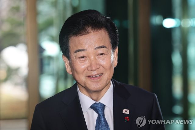 정부서울청사 들어서는 정동영 통일부 장관