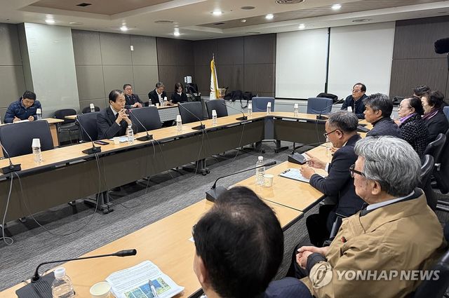 4·3희생자 유족 만난 권오을 장관